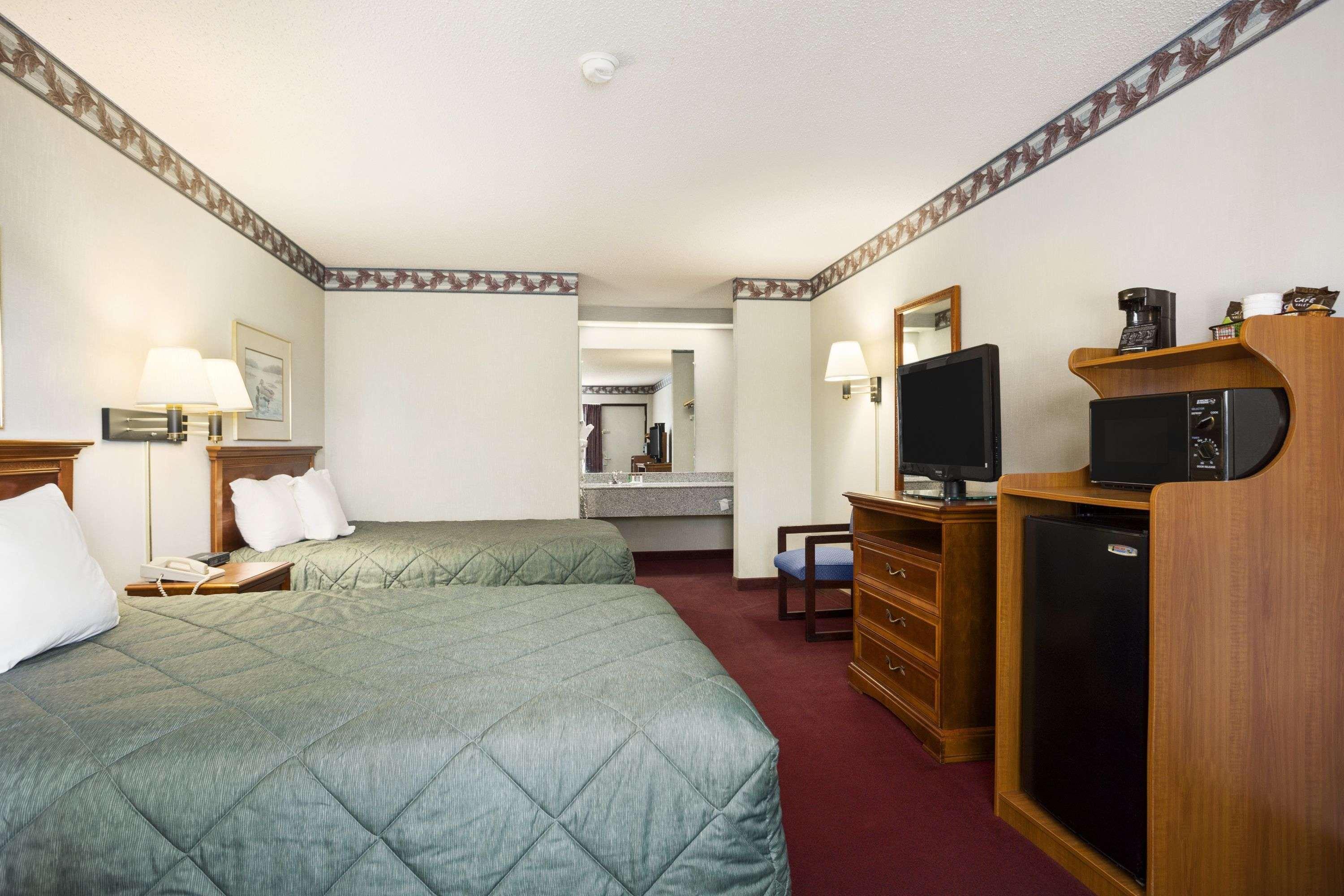 Ramada By Wyndham Batesville Exterior photo