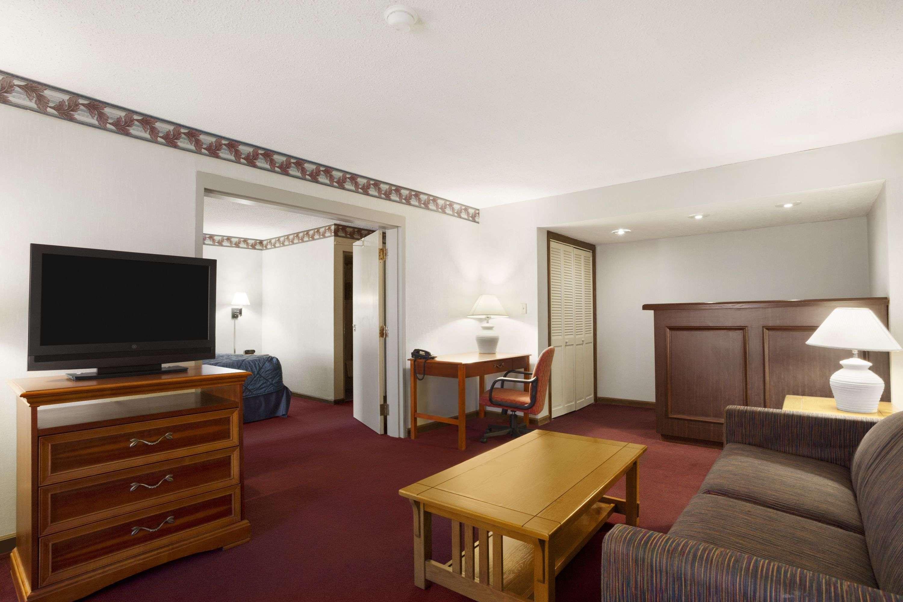 Ramada By Wyndham Batesville Exterior photo