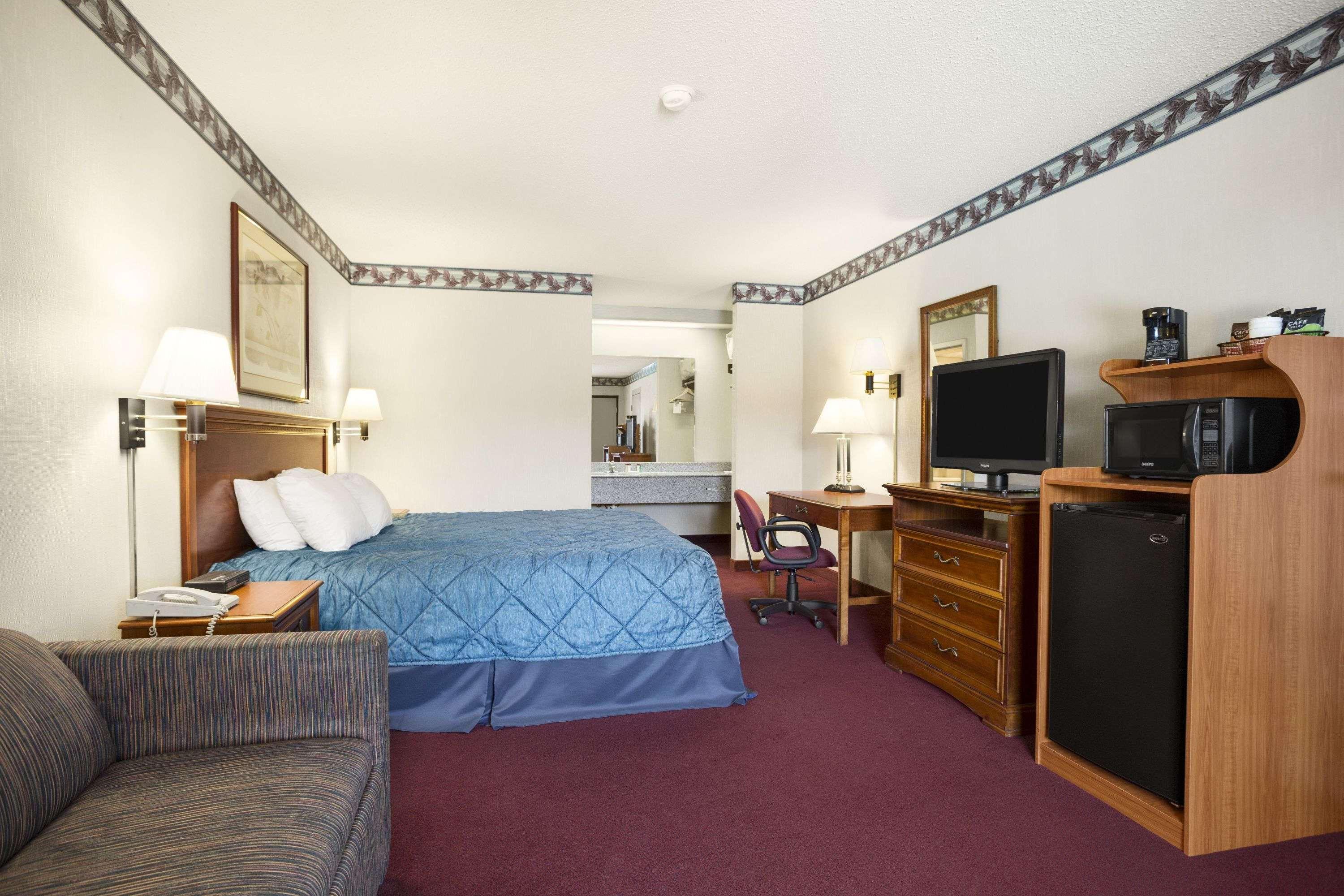 Ramada By Wyndham Batesville Exterior photo