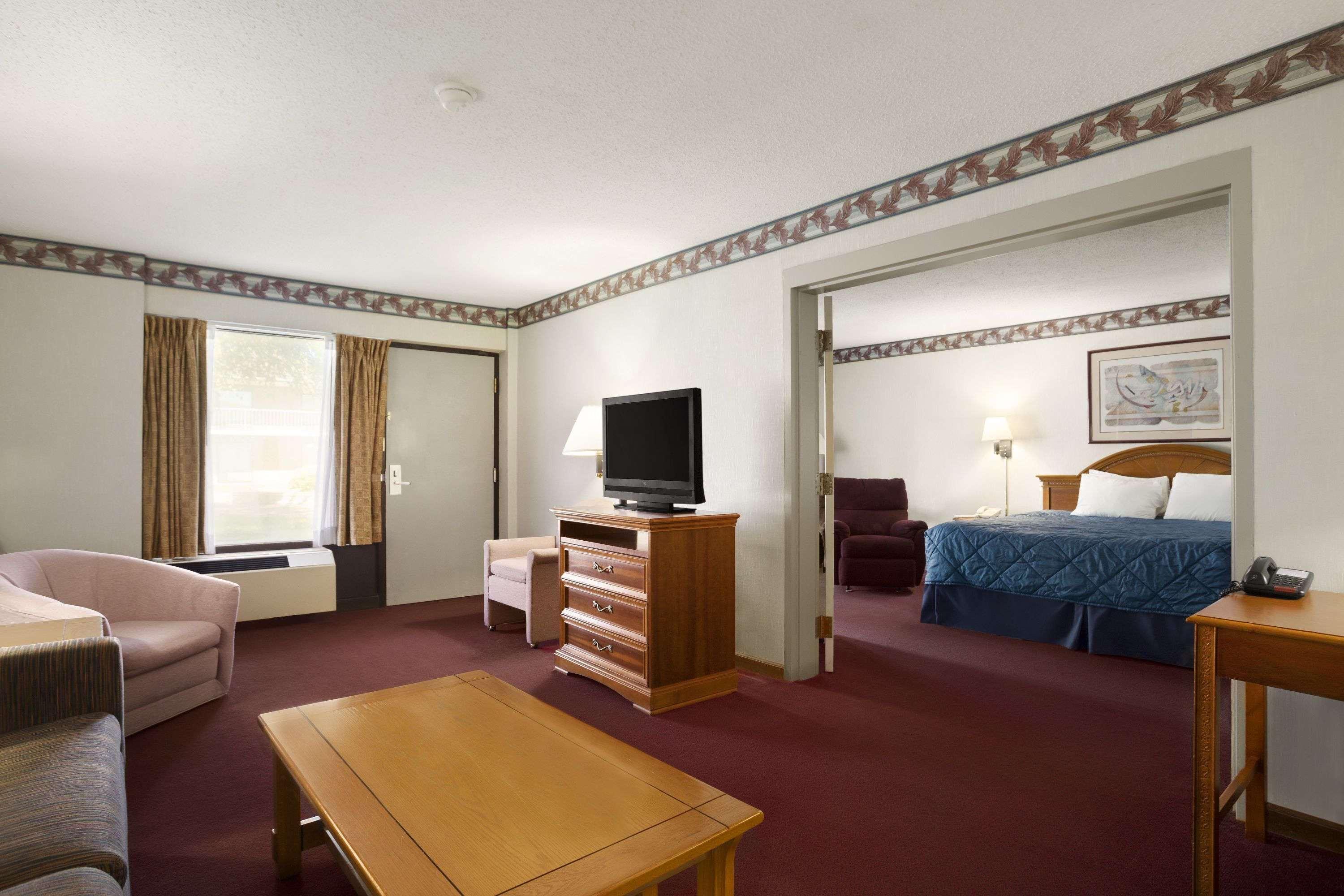 Ramada By Wyndham Batesville Exterior photo